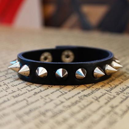 Spike Studded Snap Wristband Bracelet Black..
