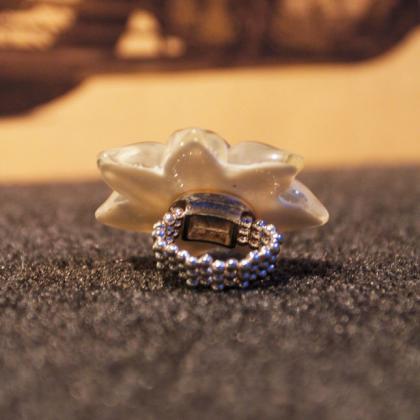 Ladies Vintage Resin Flower Stretchable Ring..